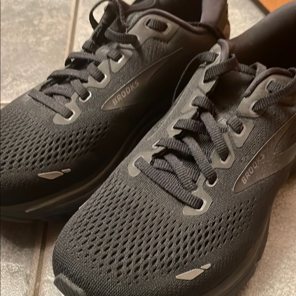 Brooks Ghost 15 women’s Black Running Shoes unworn